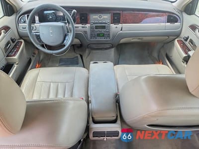 Zdjęcie 8 z 12 samochodu: 2007 LINCOLN TOWN CAR SIGNATURE VIN:1LNHM81W47Y624755 - miniatura