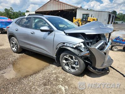 Czwarte zdjęcie samochodu z boku: 2025 CHEVROLET TRAX 1LT VIN:KL77LHEP2SC278438 - miniatura
