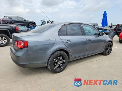 Trzecie zdjęcie samochodu z tyłu: 2010 VOLKSWAGEN JETTA S VIN:3VWJZ7AJ8AM026786 - miniatura