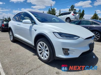 Czwarte zdjęcie samochodu z boku: 2019 TESLA MODEL X VIN:5YJXCBE21KF204225 - miniatura
