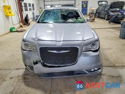Piąte zdjęcie samochodu w środku: 2018 CHRYSLER 300 LIMITED VIN:2C3CCAKG2JH127449 - miniatura