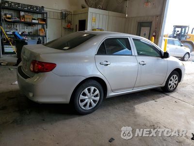 Trzecie zdjęcie samochodu z tyłu: 2010 TOYOTA COROLLA LE VIN:1NXBU4EE2AZ260527 - miniatura