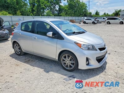 Czwarte zdjęcie samochodu z boku: 2014 TOYOTA YARIS 3D VIN:JTDKTUD31ED593024 - miniatura