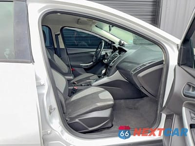 Piąte zdjęcie samochodu w środku: 2012 FORD FOCUS SE VIN:1FAHP3K24CL295305 - miniatura