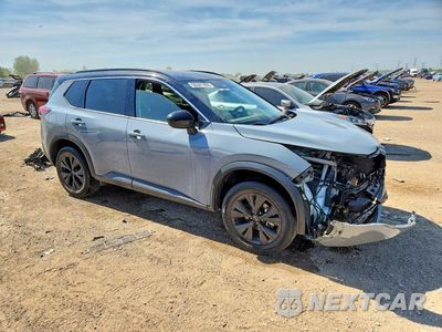 Czwarte zdjęcie samochodu z boku: 2023 NISSAN ROGUE SV VIN:JN8BT3BA2PW008216 - miniatura