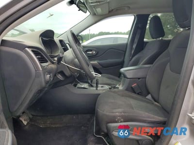 Zdjęcie 7 z 13 samochodu: 2019 JEEP CHEROKEE LATITUDE VIN:1C4PJLCB4KD223308 - miniatura