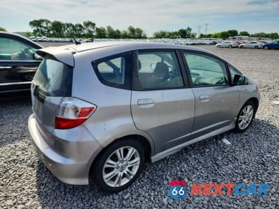 Trzecie zdjęcie samochodu z tyłu: 2010 HONDA FIT SPORT VIN:JHMGE8H4XAS015535 - miniatura