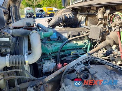 Zdjęcie 7 z 10 samochodu: 2014 VOLVO VNL SEMI TRUCK VIN:4V4NC9EH2EN170696 - miniatura