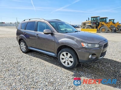 Czwarte zdjęcie samochodu z boku: 2012 MITSUBISHI OUTLANDER SE VIN:JA4JT3AW1CU025528 - miniatura