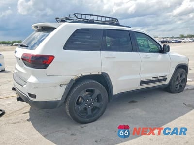 Trzecie zdjęcie samochodu z tyłu: 2018 JEEP GRAND CHEROKEE LAREDO VIN:1C4RJFAGXJC357849 - miniatura