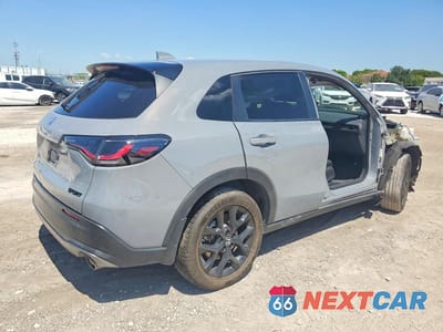 Trzecie zdjęcie samochodu z tyłu: 2024 HONDA HR-V SPORT VIN:3CZRZ1H57RM705966 - miniatura