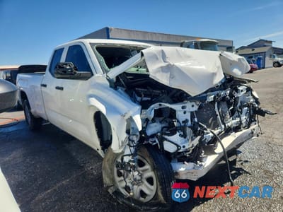 Czwarte zdjęcie samochodu z boku: 2024 TOYOTA TUNDRA SR VIN:5TFKB5GD3RX003150 - miniatura