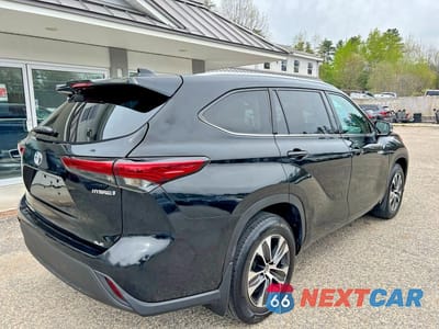 Czwarte zdjęcie samochodu z boku: 2021 TOYOTA HIGHLANDER HYBRID XLE VIN:5TDGBRCH4MS034038 - miniatura