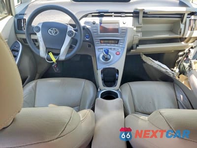 Zdjęcie 8 z 12 samochodu: 2013 TOYOTA PRIUS THREE VIN:JTDKN3DU9D1733866 - miniatura