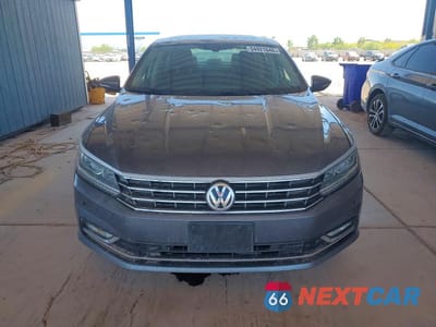 Piąte zdjęcie samochodu w środku: 2018 VOLKSWAGEN PASSAT SE VIN:1VWBA7A32JC023445 - miniatura