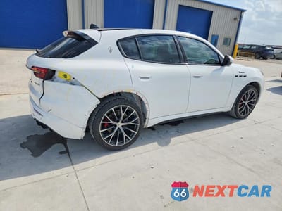 Trzecie zdjęcie samochodu z tyłu: 2023 MASERATI GRECALE MODENA VIN:ZN682AVM0P7427399 - miniatura