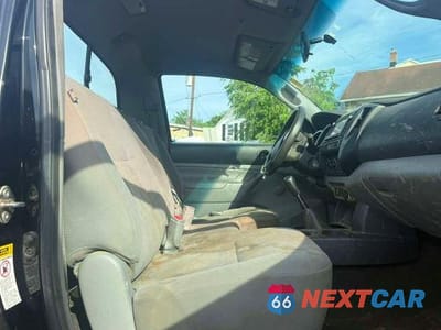 Piąte zdjęcie samochodu w środku: 2014 TOYOTA TACOMA BASE VIN:5TFPX4EN0EX021189 - miniatura