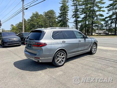 Czwarte zdjęcie samochodu z boku: 2024 BMW X7 XDRIVE40I VIN:5UX23EM00R9S52720 - miniatura
