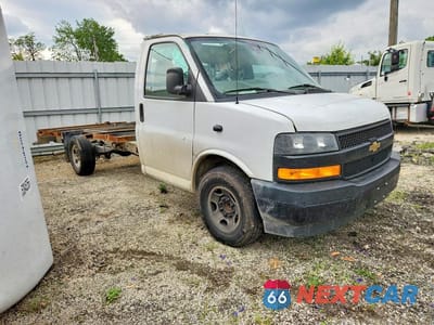 Czwarte zdjęcie samochodu z boku: 2022 CHEVROLET EXPRESS BOX TRUCK VIN:1GB0GSF76N1140166 - miniatura