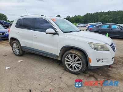 Czwarte zdjęcie samochodu z boku: 2011 VOLKSWAGEN TIGUAN S VIN:WVGAV7AX4BW545446 - miniatura