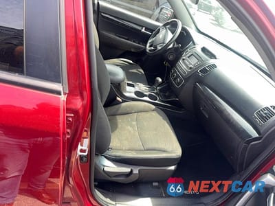 Piąte zdjęcie samochodu w środku: 2014 KIA SORENTO LX VIN:5XYKT3A68EG514040 - miniatura