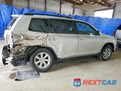 Trzecie zdjęcie samochodu z tyłu: 2011 TOYOTA HIGHLANDER SE VIN:5TDZK3EH6BS024322 - miniatura