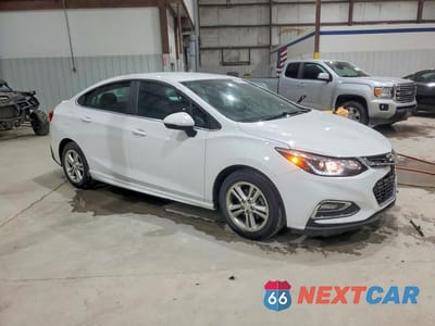 Czwarte zdjęcie samochodu z boku: 2017 CHEVROLET CRUZE LT VIN:1G1BE5SM0H7148815 - miniatura