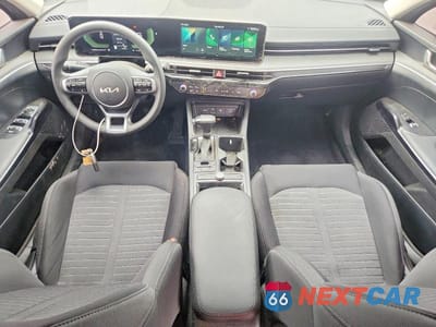 Zdjęcie 8 z 12 samochodu: 2025 KIA K5 LXS VIN:KNAG24J7XS5384948 - miniatura