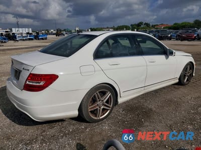 Trzecie zdjęcie samochodu z tyłu: 2013 MERCEDES-BENZ C 300 4MATIC VIN:WDDGF8AB9DR242451 - miniatura