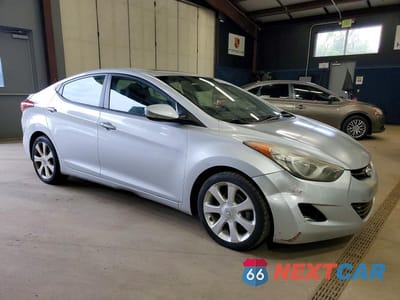 Czwarte zdjęcie samochodu z boku: 2013 HYUNDAI ELANTRA LIMITED VIN:5NPDH4AE9DH268050 - miniatura