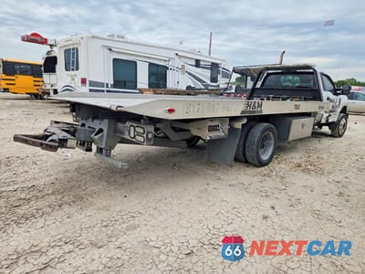 Trzecie zdjęcie samochodu z tyłu: 2019 FORD F550 SUPER DUTY VIN:1FDUF5HT4KDA08010 - miniatura