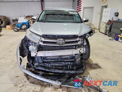Piąte zdjęcie samochodu w środku: 2018 TOYOTA HIGHLANDER LE VIN:5TDZARFH0JS035819 - miniatura