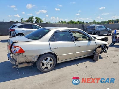Trzecie zdjęcie samochodu z tyłu: 1998 HONDA ACCORD EX VIN:1HGCG5652WA093830 - miniatura