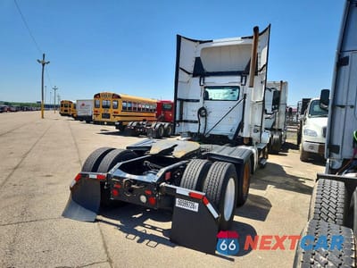 Czwarte zdjęcie samochodu z boku: 2016 VOLVO VN VNL - SEMI TRUCK VIN:4V4NC9TH8GN965709 - miniatura