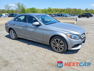 Czwarte zdjęcie samochodu z boku: 2015 MERCEDES-BENZ C 300 4MATIC VIN:55SWF4KB5FU057902 - miniatura