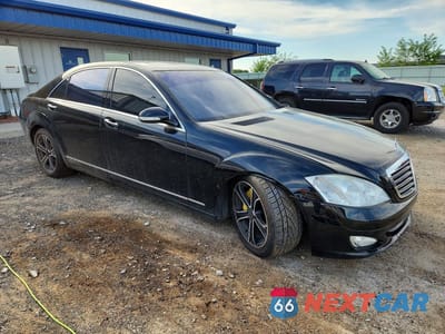 Czwarte zdjęcie samochodu z boku: 2008 MERCEDES-BENZ S 550 4MATIC VIN:WDDNG86X28A193137 - miniatura