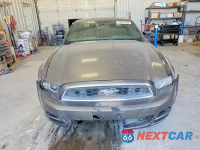 Piąte zdjęcie samochodu w środku: 2014 FORD MUSTANG VIN:1ZVBP8AM6E5231335 - miniatura