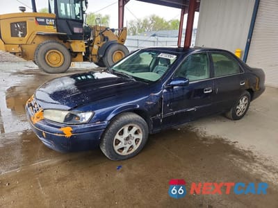 1999 TOYOTA CAMRY LE 4T1BF22K0XU931663 - główne zdjęcie licytacji z USA - miniatura