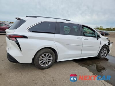 Trzecie zdjęcie samochodu z tyłu: 2025 TOYOTA SIENNA XLE 8-PASSENGER VIN:5TDJRKEC1SS253627 - miniatura