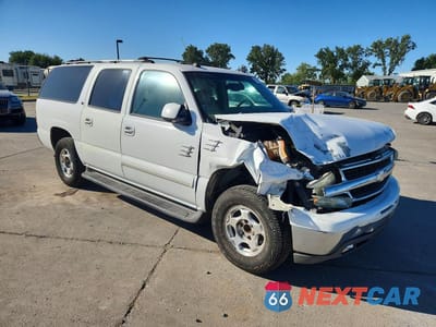 Czwarte zdjęcie samochodu z boku: 2004 CHEVROLET SUBURBAN C1500 VIN:1GNEC16T04J157295 - miniatura