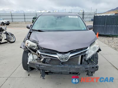 Piąte zdjęcie samochodu w środku: 2019 TOYOTA SIENNA XLE 8-PASSENGER VIN:5TDYZ3DC4KS005720 - miniatura