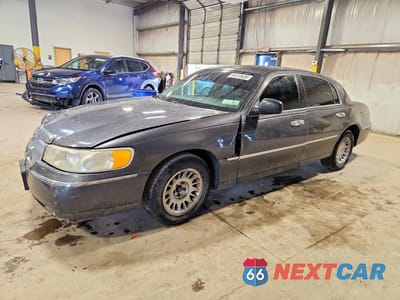 2000 LINCOLN TOWN CAR SIGNATURE 1LNHM82W8YY857876 - główne zdjęcie licytacji z USA - miniatura