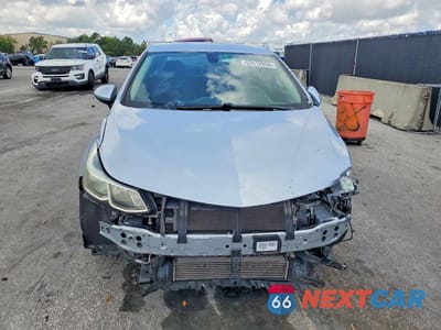 Piąte zdjęcie samochodu w środku: 2018 CHEVROLET CRUZE LS VIN:1G1BC5SM1J7208807 - miniatura