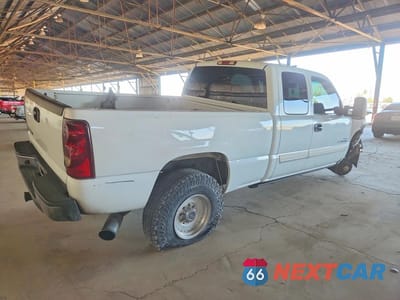 Trzecie zdjęcie samochodu z tyłu: 2003 CHEVROLET SILVERADO K2500 HEAVY DUTY VIN:1GCHK29103E109778 - miniatura