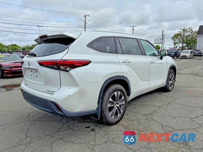 Czwarte zdjęcie samochodu z boku: 2023 TOYOTA HIGHLANDER XLE VIN:5TDKDRBH6PS515550 - miniatura