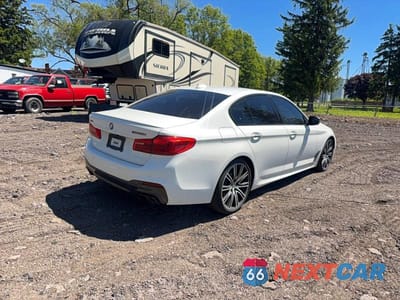Czwarte zdjęcie samochodu z boku: 2018 BMW M550XI VIN:WBAJB9C57JB049807 - miniatura