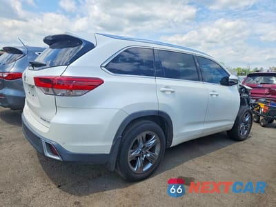 Trzecie zdjęcie samochodu z tyłu: 2019 TOYOTA HIGHLANDER LIMITED PLATINUM VIN:5TDDZRFH4KS995066 - miniatura