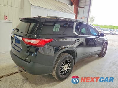 Trzecie zdjęcie samochodu z tyłu: 2021 CHEVROLET TRAVERSE LT VIN:1GNEVGKW9MJ260020 - miniatura