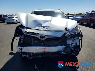Piąte zdjęcie samochodu w środku: 2022 TOYOTA HIGHLANDER XLE VIN:5TDHZRBH2NS221460 - miniatura