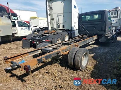 Trzecie zdjęcie samochodu z tyłu: 2005 INTERNATIONAL 4300 TRUCK CAB AND CHASSIS VIN:1HTMNAAM35H698819 - miniatura